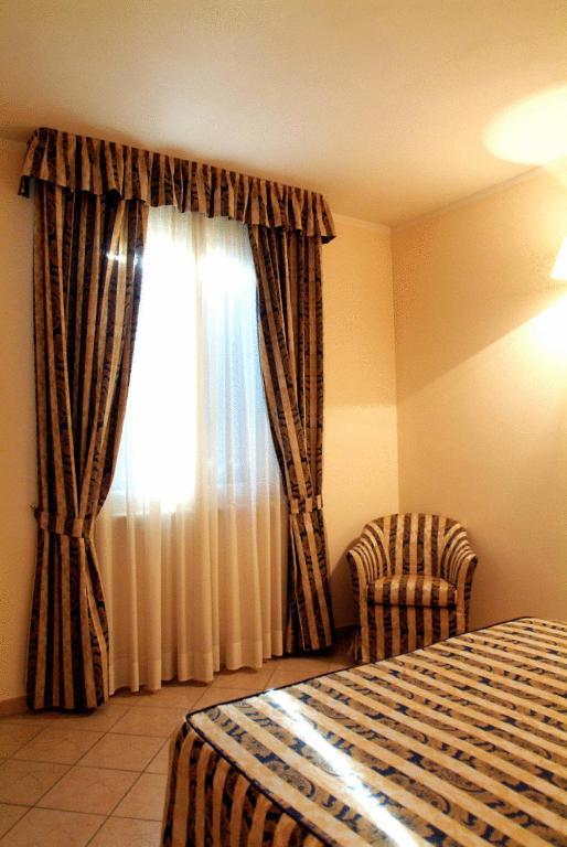 Hotel La Maddalena Quattro Castella Pokoj fotografie
