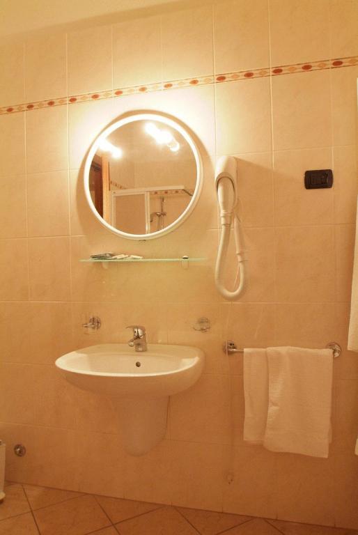 Hotel La Maddalena Quattro Castella Pokoj fotografie